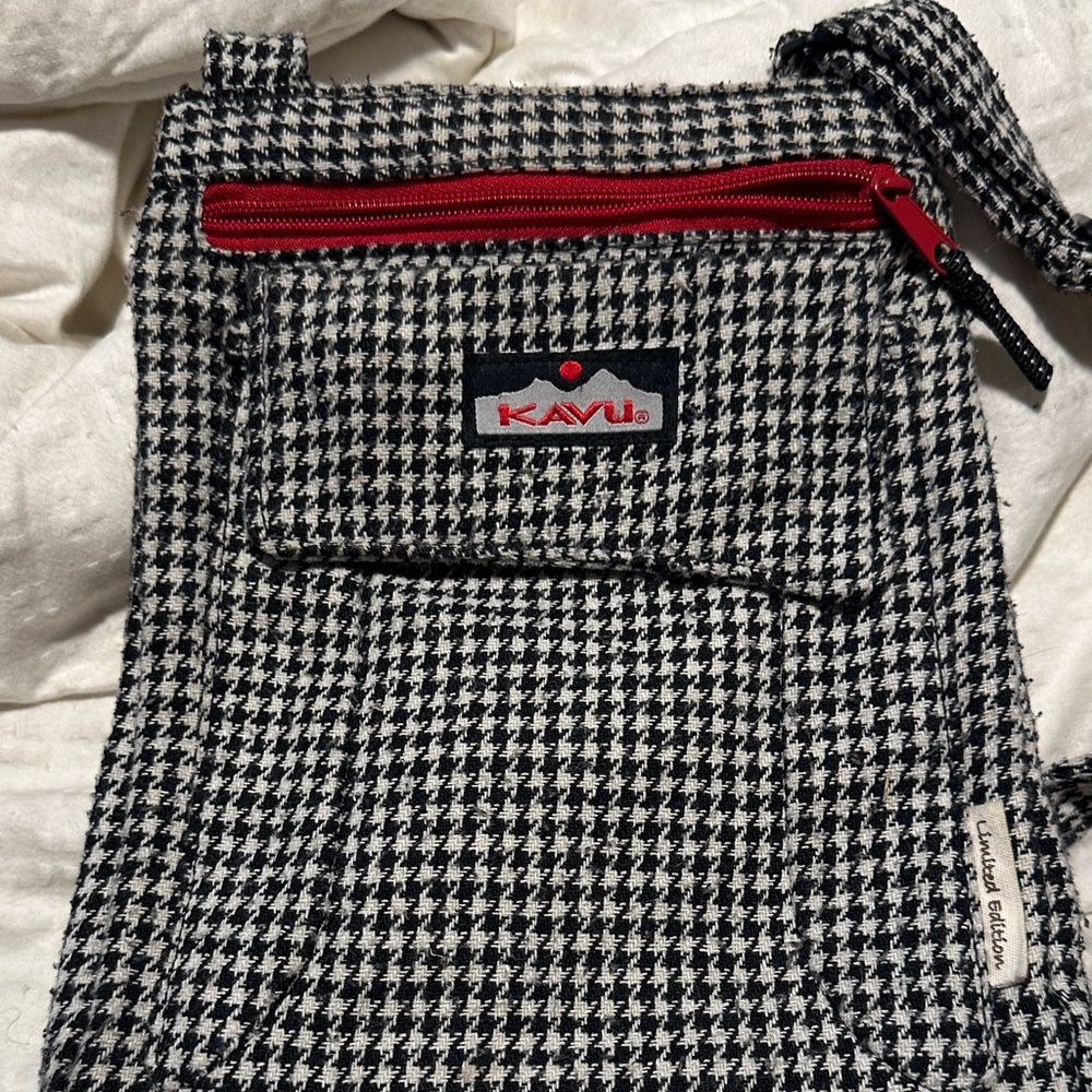 Kavu Houndstooth Crossbody Bag with Red Zipper‎